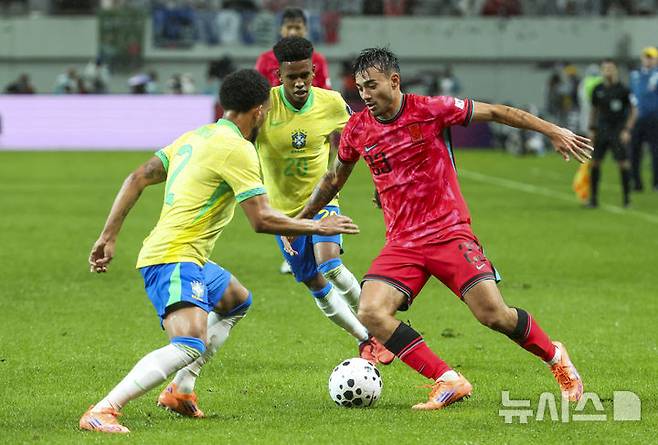 10일 서울월드컵경기장에서 열린 대한민국 국가대표팀과 브라질의 친선경기 중 카스트로프(오른쪽)가 드리블을 시도하고 있다. /사진=뉴시스