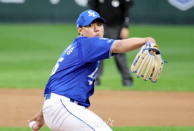 삼성 배찬승이 11일 인천 SSG 랜더스필드에서 열린 2025 KBO 준플레이오프 2차전에서 역투하고 있다. /사진=강영조 선임기자