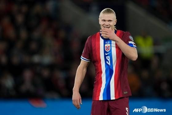 엘링 홀란이 12일(한국시간) 노르웨이 오슬로의 울레볼 스타디움에서 열린 노르웨이와 이스라엘의 2026 국제축구연맹(FIFA) 북중미월드컵 유럽 예선 조별리그 I조 7차전에서 미소짓고 있다. /AFPBBNews=뉴스1