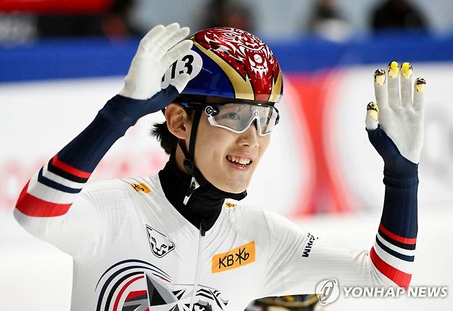 쇼트트랙 월드투어 1차대회 남자 1,500ｍ 금메달을 따고 환호하는 임종언 Graham Hughes/The Canadian Press via AP=연합뉴스)