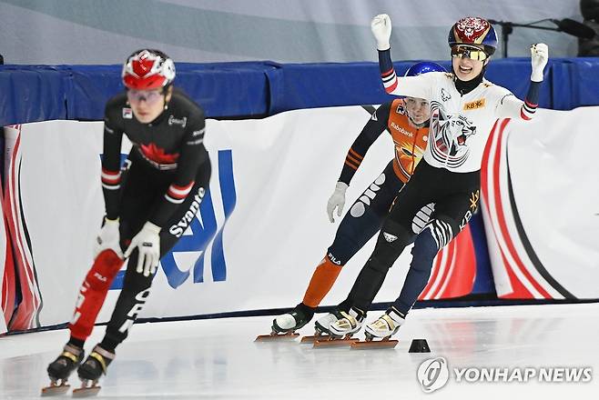 쇼트트랙 월드투어 1차대회 여자 계주에서 우승한 뒤 기뻐하는 김길리(오른쪽) [Graham Hughes/The Canadian Press via AP=연합뉴스