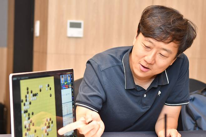 국수산맥 대회 검토실에서 대국을 검토 중인 최철한 코치 [한국기원 제공. 재판매 및 DB 금지]