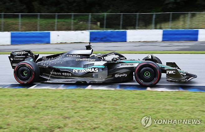 질주하는 F1 머신 (용인=연합뉴스) 홍기원 기자 = 12일 경기 용인시 에버랜드 스피드웨이에서 열린 '피치스 런 유니버스 2025'에서 발테리 보타스가 운전하는 메르세데스-AMG 페트로나스 F1팀 차량이 서킷을 질주하고 있다. 2025.10.12 xanadu@yna.co.kr