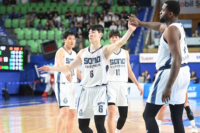 소노 이정현과 존슨의 하이파이브 [KBL 제공. 재판매 및 DB 금지]