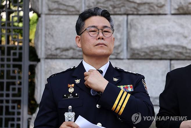 취재진 앞에 선 백해룡 전 형사과장 (서울=연합뉴스) 윤동진 기자 = 백해룡 전 영등포경찰서 형사과장(경정)이 12일 서울 서초구 대검찰청 앞에서 인천세관 마약 밀수 연루 의혹 관련 합동수사팀 출범에 대한 입장을 밝히기 위해 취재진 앞에 서 있다. 2025.6.12 mon@yna.co.kr