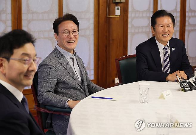 대화하는 김민석 국무총리와 정청래 대표 (서울=연합뉴스) 이정훈 기자 = 김민석 국무총리가 12일 서울 종로구 총리공관에서 열린 고위당정협의회에서 더불어민주당 정청래 대표 등 참석자들과 대화하고 있다. 2025.10.12 uwg806@yna.co.kr