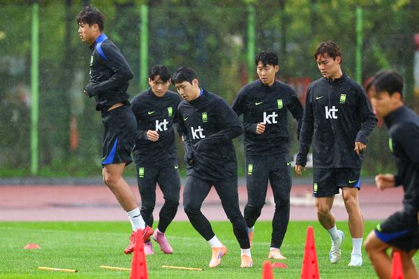 손흥민, 이강인, 오현규 등 대한민국 축구 국가대표팀 선수들이 파라과이와의 평가전을 하루 앞둔 13일 고양시 고양종합운동장 보조구장에서 열린 공식훈련에서 몸을 풀고 있다. 2025.10.13 /연합뉴스