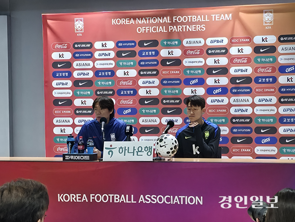 홍명보 축구 국가대표팀 감독과 이재성 선수가 13일 고양종합운동장에서 열린 파라과이전 공식 기자회견에서 취재진의 질문에 답하고 있다. 2025.10.13 /이영선기자 zero@kyeongin.com