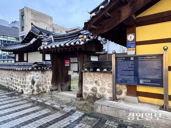 경기도의 대표적인 번화가인 안양1번가 한복판에 자리하고 있는 옛 서이면사무소. 사무소는 안양시에 현존하는 유일한 옛 관청 건물로 일제강점기 수탈의 역사와 당시 지방행정의 흔적을 간직하고 있다. 2025.10.10 /한규준기자 kkyu@kyeongin.com