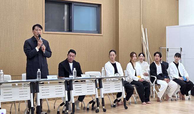 ▲ 수원문화재단 오영균(왼쪽) 대표이사가 13일 열린 '조선유랑연희: 탈의 문, 산대의 혼' 프레스 리허설에서 인사말을 하고 있다.