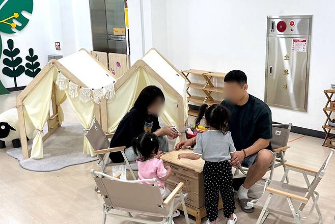 ▲ 경기도교육청북부유아체험교육원에 마련된 놀이 시설에서 가족들이 체험하고 있다./사진제공=경기도교육청북부유아체험교육원