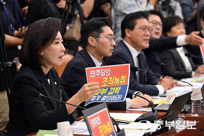 이재명 정부 출범 후 첫 국정감사일인 13일 오전 서울시 여의도 국회에서 열린 법제사법위원회 국정감사에서 곽규택·나경원 국회의원을 비롯한 국민의힘 의원들이 더불어민주당 의원들에게 항의를 하고 있다. 임채운기자