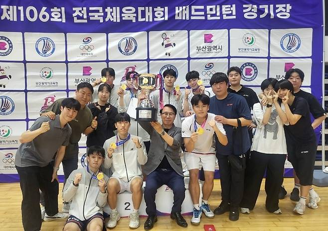 제106회 전국체육대회 배드민턴에서 30년만에 종목 우승을 차지한 경기도 선수단이 모현모 도 배드민턴협회장과 기념촬영을 하고 있다. 사진=경기도배드민턴협회