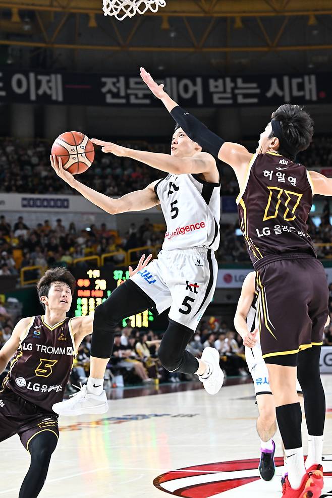 지난 12일 경남 창원체육관에서 열린 2025~2026 LG전자 프로농구 수원 kt와 창원 LG의 경기에서 kt 김선형이 상대 수비를 뚫고 슛을 시도하고 있다.