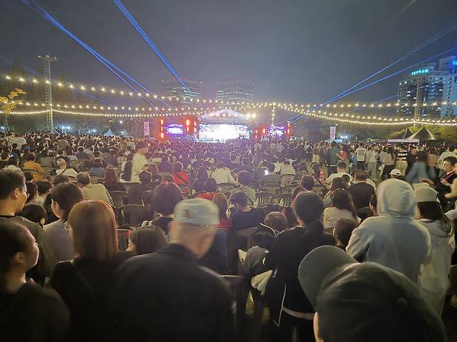 발디딜틈조차 없이 몰려든 인파들