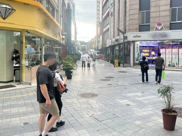 12일 광주광역시 동구 충장로 귀금속거리에 시민들의 발길이 이어지고 있다. 윤준명 기자