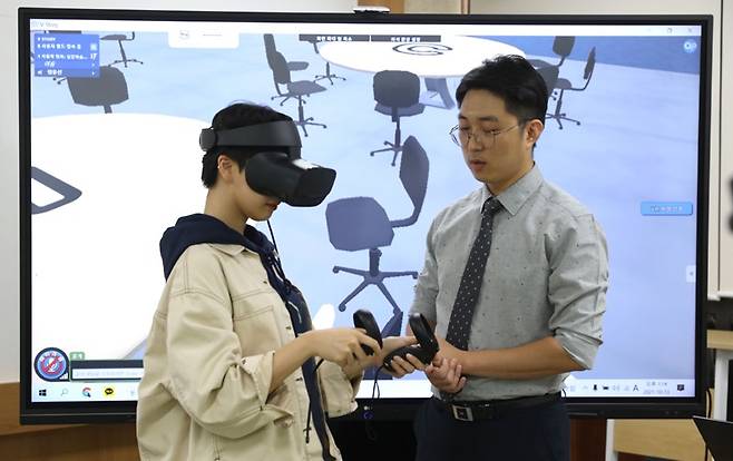 전남대 AI융합대학 학생이 첨단장비를 활용한 AI 수업을 받고 있다.<전남대학교 제공>