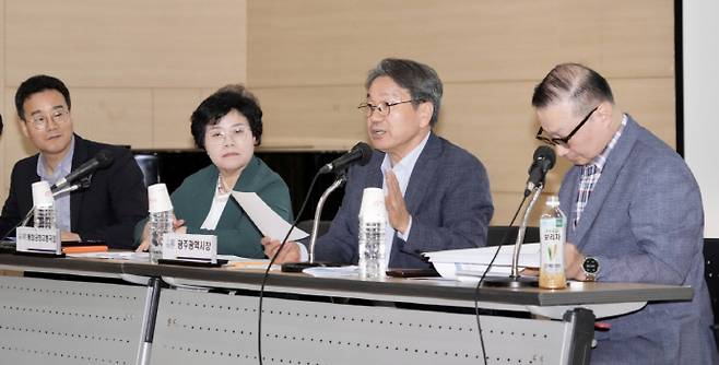 강기정 광주광역시장이 지난 7월 22일 오후 광주교통문화연수원에서 열린 '택시요금 현실화를 위한 광주시민 공청회'에 참석해 참석자들과 택시요금 적정 산정 용역 결과를 공유한 뒤 의견을 나누고 있다. /광주시 제공