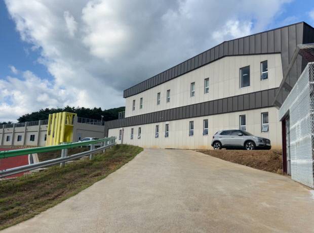 지난달 30일 구례군에 국내 첫 공영 사육곰 보호시설.