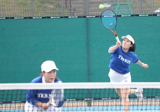 테니스 동호인들이 테니스를 즐기고 있다./전북일보 자료사진