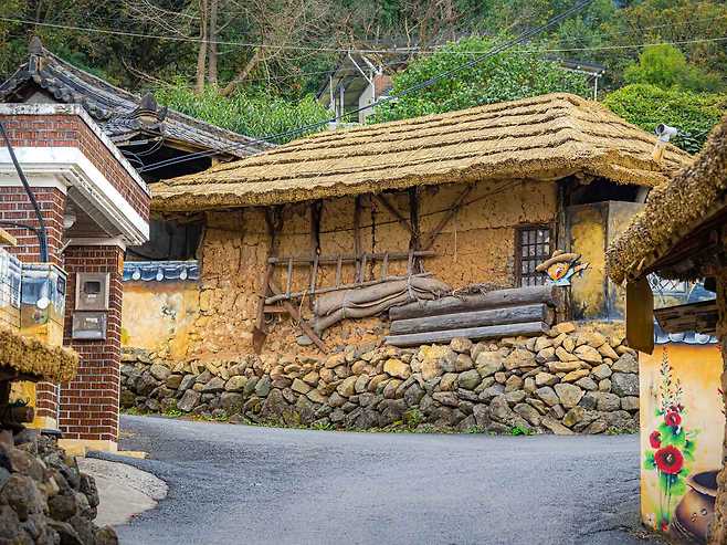 70년대 농촌풍경과 시대분위기를 느낄 수 있는 마비정벽화마을.