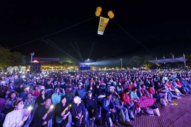 지난 9일부터 12일까지 경남 의령군에서 열린 ‘리치리치페스티벌’을 찾은 관람객들이 가득하다. 의령군 제공