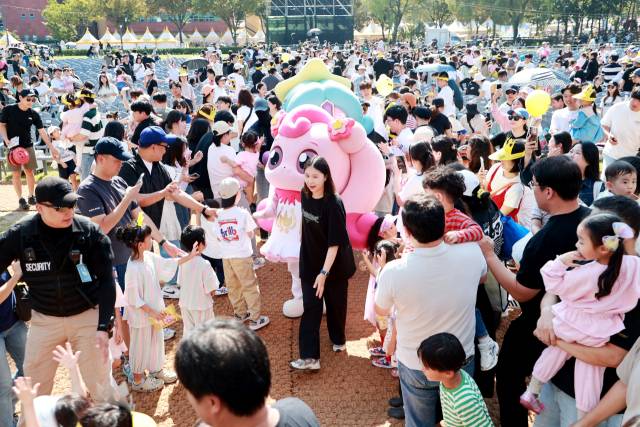 지난 9일부터 12일까지 경남 의령군에서 열린 ‘리치리치페스티벌’에서 진행된 어린이 인기 프로그램에 인파가 가득한 모습. 의령군 제공