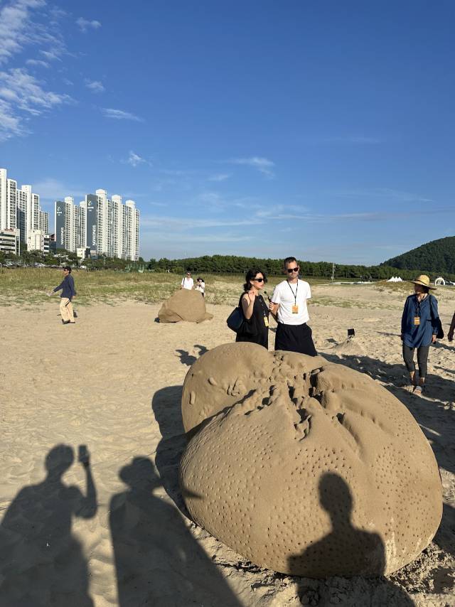 ‘편린들: 바닷물결의 기억’(2025)을 설명하는 지븨 리& 필립 씨. 라이너 작가. 김은영 기자 key66@