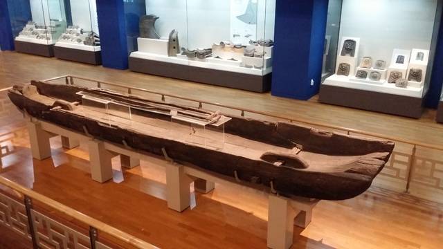 동궁과 월지에서 발굴돼 국립경주박물관 월지관에 전시되고 있는 신라시대의 목선.