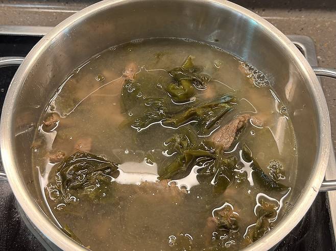 냄비에 미역국이 담겨있는 모습