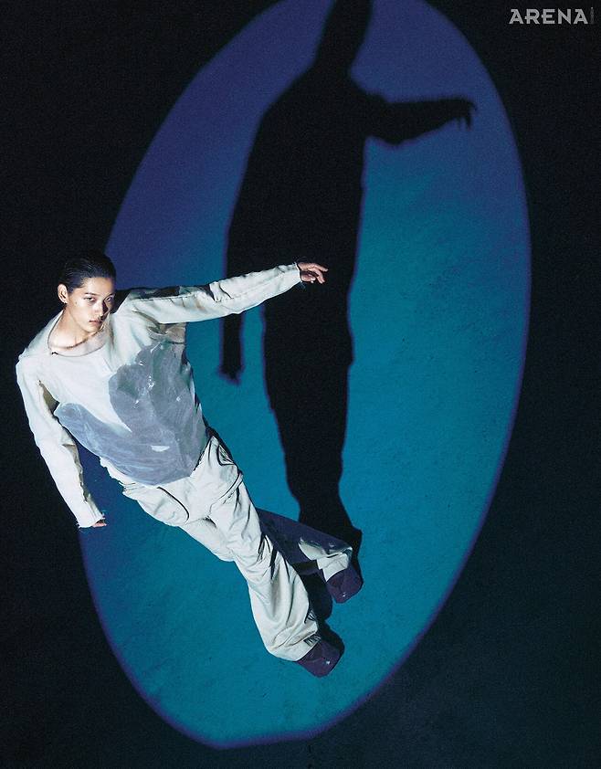 오간자 스웨트 셔츠 16만원·체인저블 백 팬츠 21만1000원·스웨트 셔츠에 넣어 연출한 팬츠 19만2000원 모두 이지앤아트, 플랫폼 슈즈 가격미정 그라운즈 제품.