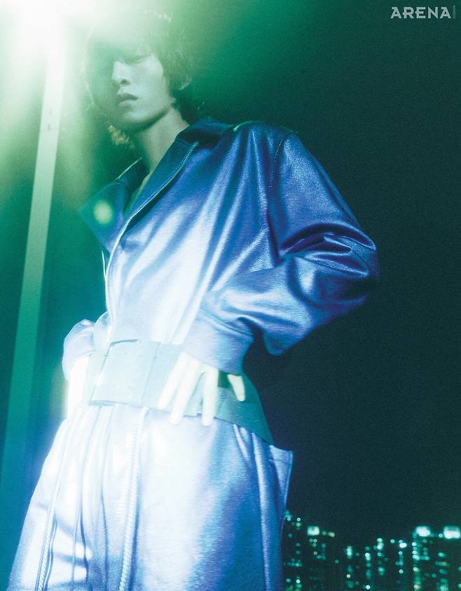 메탈릭 저지 더블브레스트 재킷·메탈릭 저지 3D 포켓 쇼츠·빅 버클 벨트 모두 가격미정 굼허 제품.