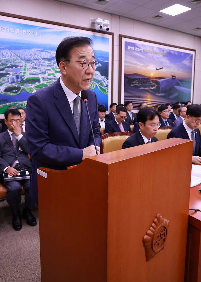 김윤덕 국토교통부 장관이 13일 서울 여의도 국회에서 국토교통부 등에 대한 국토교통위원회 국정감사에서 기관보고를 하고 있다. (사진=연합뉴스)
