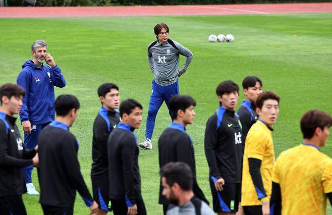 홍명보 대한민국 축구 국가대표팀 감독이 12일 경기 고양종합운동장 보조구장에서 열린 공식 훈련에서 선수들을 바라보고 있다. 사진=연합뉴스