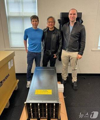 왼쪽부터 샘 올트먼 오픈AI CEO, 젠슨 황 엔비디아 CEO, 그레그 브로크먼 오픈AI 공동창업자(그레그 브로크먼 X 갈무리)