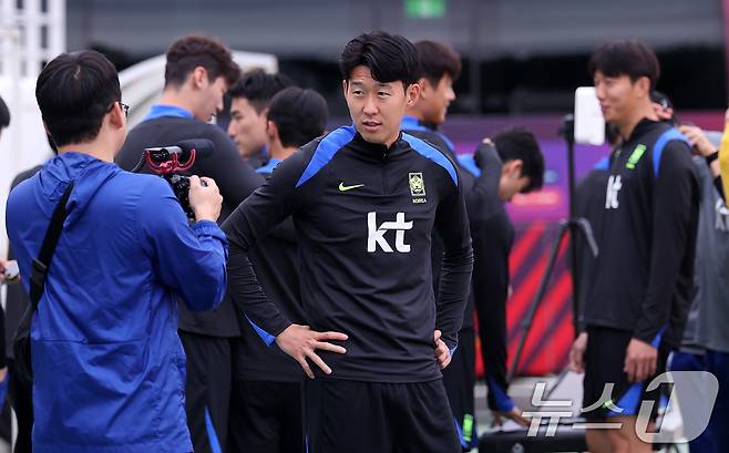 대한민국 남자 축구 국가대표팀 손흥민이 파라과이와 A매치 평가전을 앞둔 12일 오후 경기도 고양시 일산서구 고양종합운동장 보조구장에 들어서고 있다. 2025.10.12/뉴스1 ⓒ News1 박지혜 기자