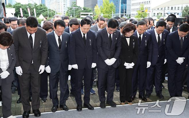 장동혁 국민의힘 대표, 송언석 원내대표를 비롯한 의원들이 13일 서울 여의도 국회에서 의원총회를 마친 뒤 김건희 특검 조사를 받던 중 숨진 양평군청 공무원 분향소를 찾아 묵념하고 있다. 2025.10.13/뉴스1 ⓒ News1 안은나 기자