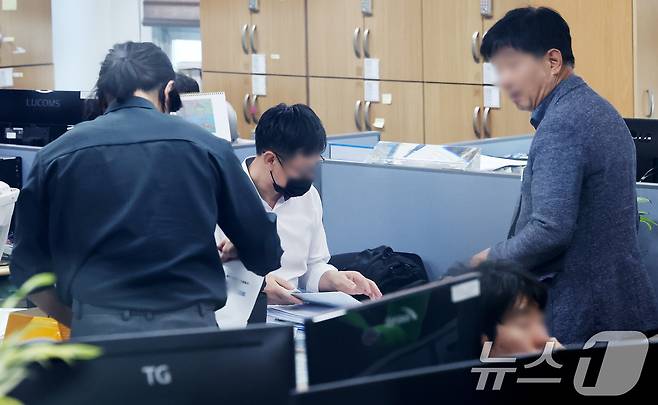 김건희 여사의 각종 의혹을 수사 중인 민중기 특별검사팀이 22일 경기 양평군청에서 양평 고속도로 종점 노선 변경 의혹 사건 등과 관련해 압수수색을 하고 있다. 2025.8.22/뉴스1 ⓒ News1 장수영 기자