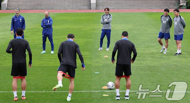 대한민국 남자 축구 국가대표팀 홍명보 감독이 파라과이와 A매치 평가전을 앞둔 12일 오후 경기도 고양시 일산서구 고양종합운동장 보조구장에서 훈련을 지켜보고 있다. 2025.10.12/뉴스1 ⓒ News1 박지혜 기자