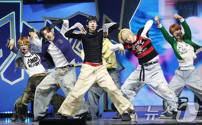 그룹 투어스(TWS)가 13일 서울 광진구 예스24 라이브홀에서 가진 미니 4집 '플레이 하드(play hard)' 발매 쇼케이스에서 타이틀 곡 ‘OVERDRIVE’를 선보이고 있다. 2025.10.13/뉴스1 ⓒ News1 권현진 기자