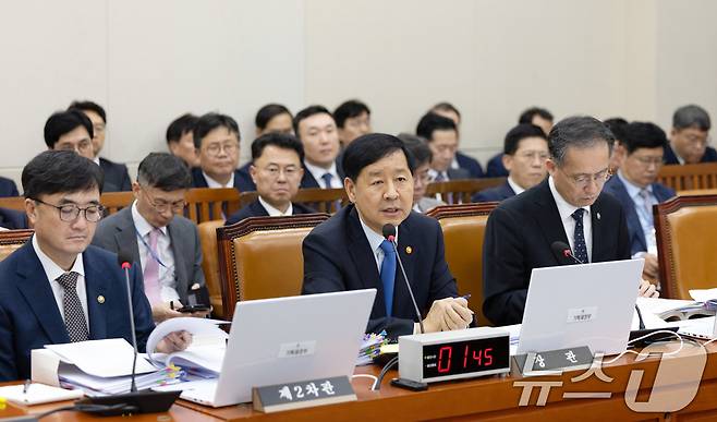 구윤철 경제부총리 겸 기획재정부 장관이 13일 서울 여의도 국회에서 열린 기획재정위원회 국정감사에 출석해 의원 질의에 답변하고 있다. 2025.10.13/뉴스1 ⓒ News1 이승배 기자