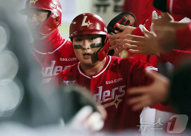 13일 오후 대구 삼성라이온즈파크에서 열린 프로야구 2025 신한 SOL뱅크 KBO 준플레이오프 3차전 SSG 랜더스와 삼성 라이온즈의 경기, SSG 고명준이 9회초 무사 1루 상황 투런홈런을 친 뒤 더그아웃에서 동료들과 기쁨을 나누고 있다. 2025.10.13/뉴스1 ⓒ News1 김진환 기자