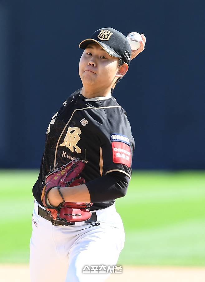 KT 소형준이 18일 수원 KT위즈파크에서 열린 2025 KBO리그 LG와 더블헤더 1차전에 선발 등판해 힘차게 공을 던지고 있다. 수원 | 박진업 기자 upandup@sportsseoul.com