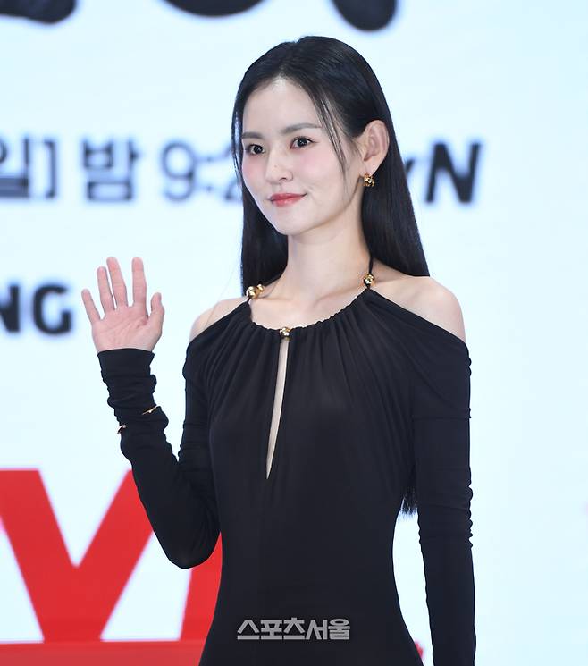 김윤혜가 10일 여의도 콘래드 서울 호텔에서 열린 tvN 드라마 ‘정년이’ 제작발표회에서 포즈를 취하고 있다.  ‘정년이’는 1950년대 한국전쟁 후 최고의 국극 배우에 도전하는 ‘타고난 소리 천재’ 정년이를 둘러싼 경쟁과 연대, 그리고 찬란한 성장기를 그리는 드라마로 오는 12일 오후 9시 20분에 첫 방송된다. 2024. 10. 10. 최승섭기자 thunder@sportsseoul.com