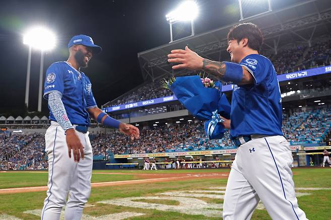 삼성 디아즈(왼쪽)이 25일 대구삼성라이온즈파크에서 열린 2025 KBO리그 키움과 경기에서 5회말 좌측 적시 2루타를 때리며 시즌 147타점을 기록했다. 단일 시즌 최다 타점 신기록이다. 이닝 종료 후 146타점으로 기존 기록을 보유했던 박병호가 디아즈에게 꽃다발을 전달하고 있다. 사진 | 삼성 라이온즈