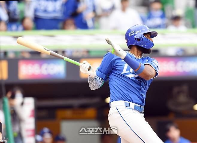 삼성 디아즈가 9일 인천SSG랜더스필드에서 열린 2025 KBO 준플레이오프 1차전 SSG와 경기에서 4회초 1타점 2루타를 치고 있다. 문학 | 박진업 기자 upandup@sportsseoul.com