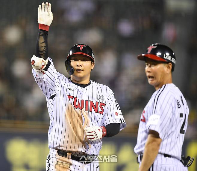 LG 문보경이 11일 서울 잠실구장에서 열린 2025 KBO리그 KT와 경기 3회말 1사1루 우전안타를 친 후 세리머니를 하고 있다. 잠실 | 최승섭기자 thunder@sportsseoul.com