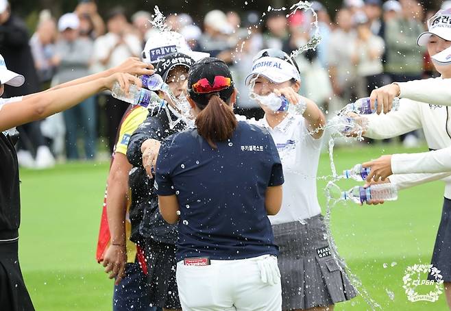 홍정민이 12일 열린 K-푸드 놀부·화미 마스터즈 최종 라운드에서 우승을 확정한 후 축하 물세레를 받고 있다. 사진 | KLPGA