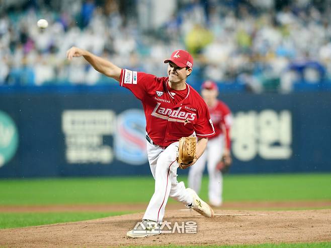SSG 앤더슨이 13일 대구 삼성라이온즈파크에서 열린 2025 KBO리그 삼성과 준플레이오프 3차전에 선발 등판해 힘차게 공을 던지고 있다. 대구 | 박진업 기자 upandup@sportsseoul.com