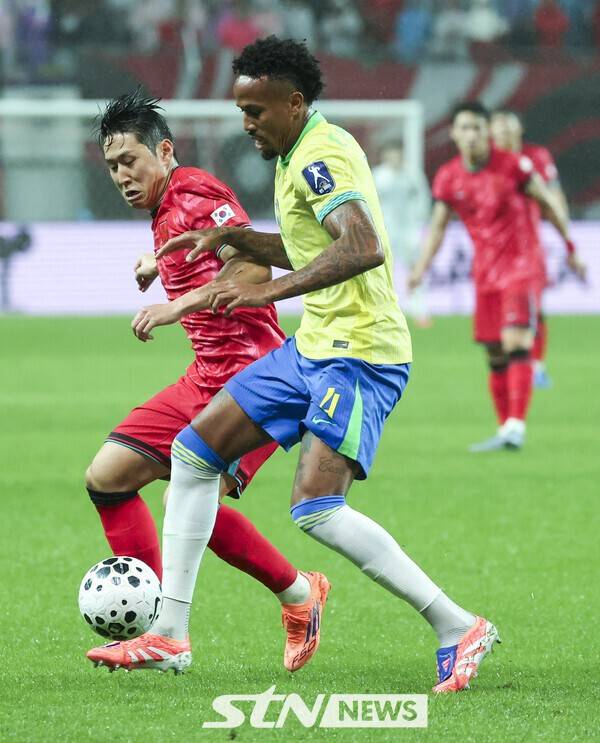 10일 서울 마포구 서울월드컵경기장에서 열린 남자 축구 국가대표 10월 A매치 친선전 대한민국과 브라질의 경기, 이강인이 에데르 밀리탕과 볼경합을 하고 있다. /사진=뉴시스